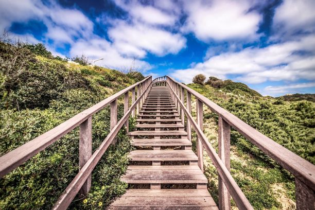 treppe-laub-himmel-reisen-natur-3215562/